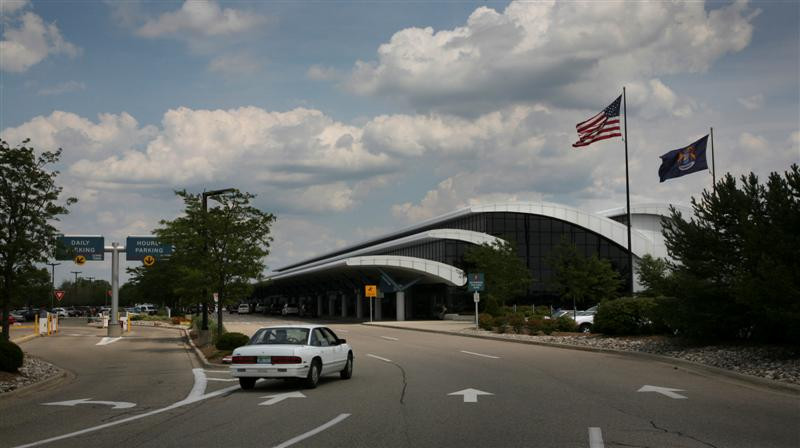 Εκκενώθηκε το αεροδρόμιο του Μίσιγκαν – άνδρας μαχαίρωσε αστυνομικό στον λαιμό